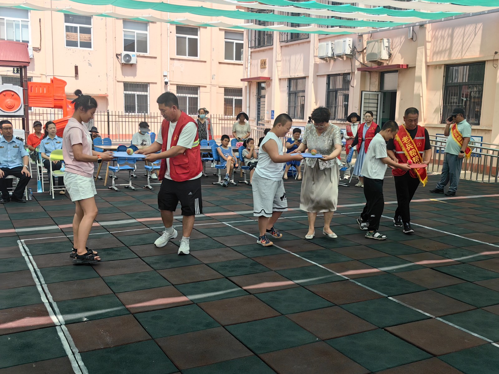 清园里社区：党旗辉映爱心桥j9九游会网站入口茶淀街道