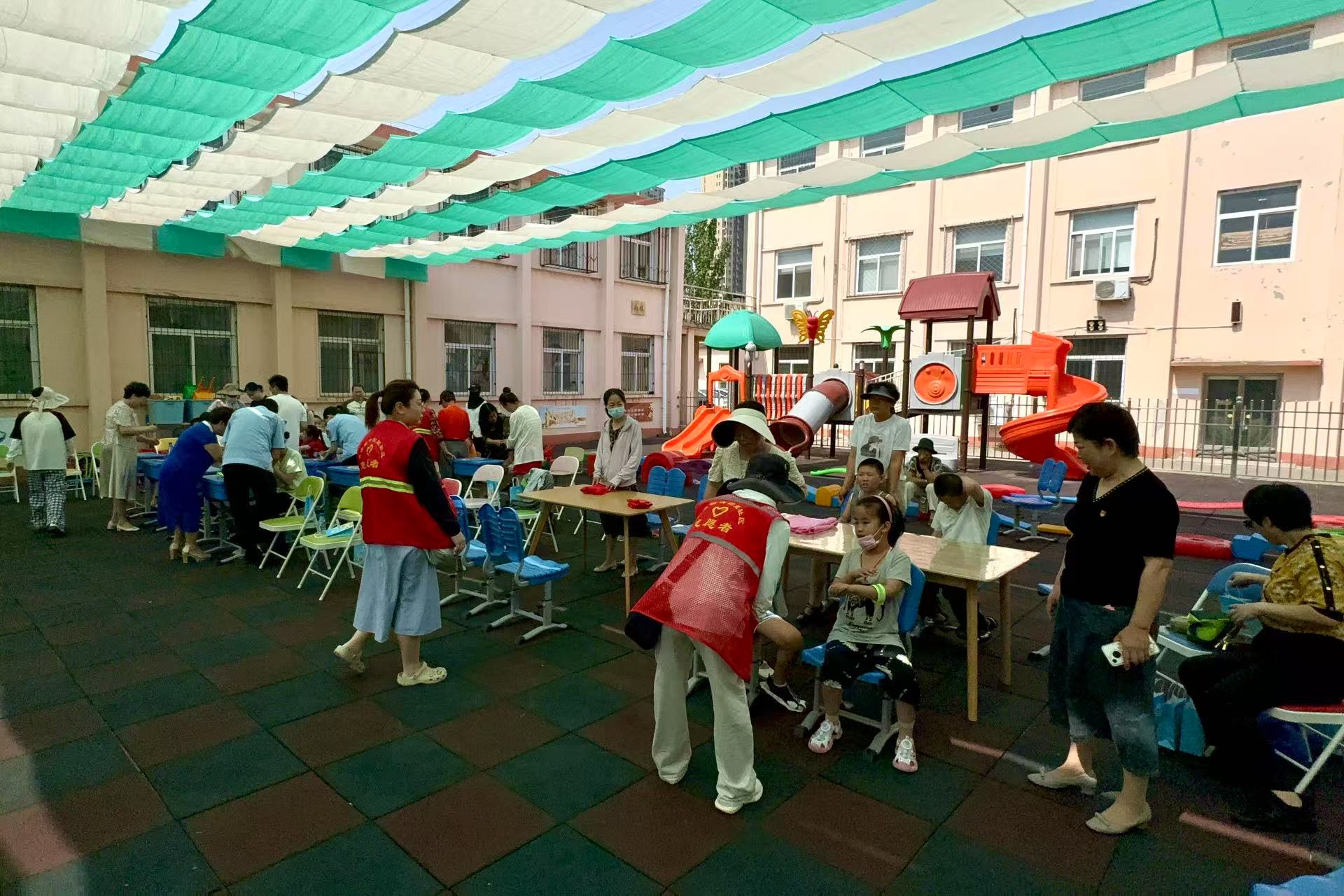 清园里社区：党旗辉映爱心桥j9九游会网站入口茶淀街道(图2)