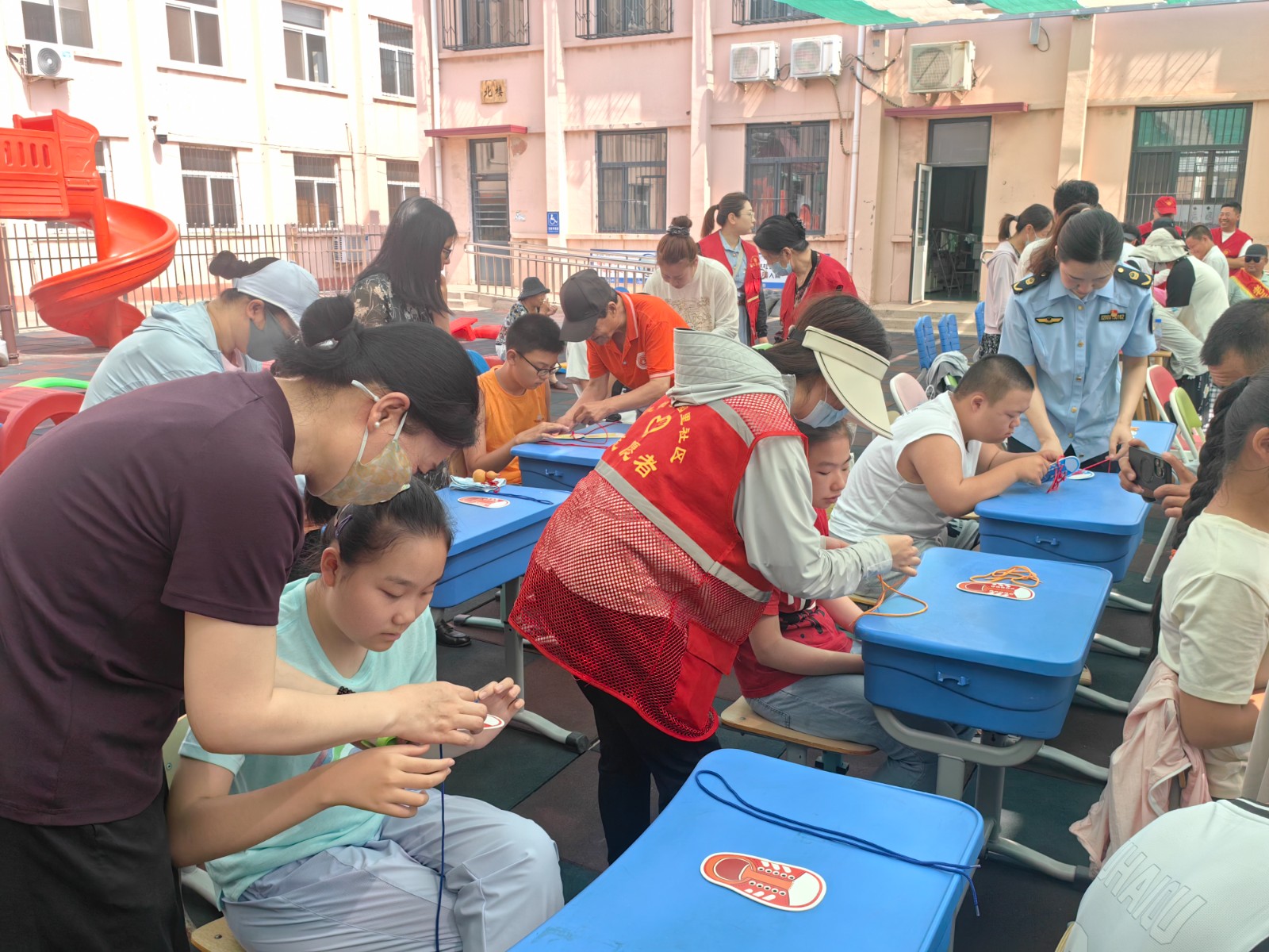 清园里社区：党旗辉映爱心桥j9九游会网站入口茶淀街道(图3)