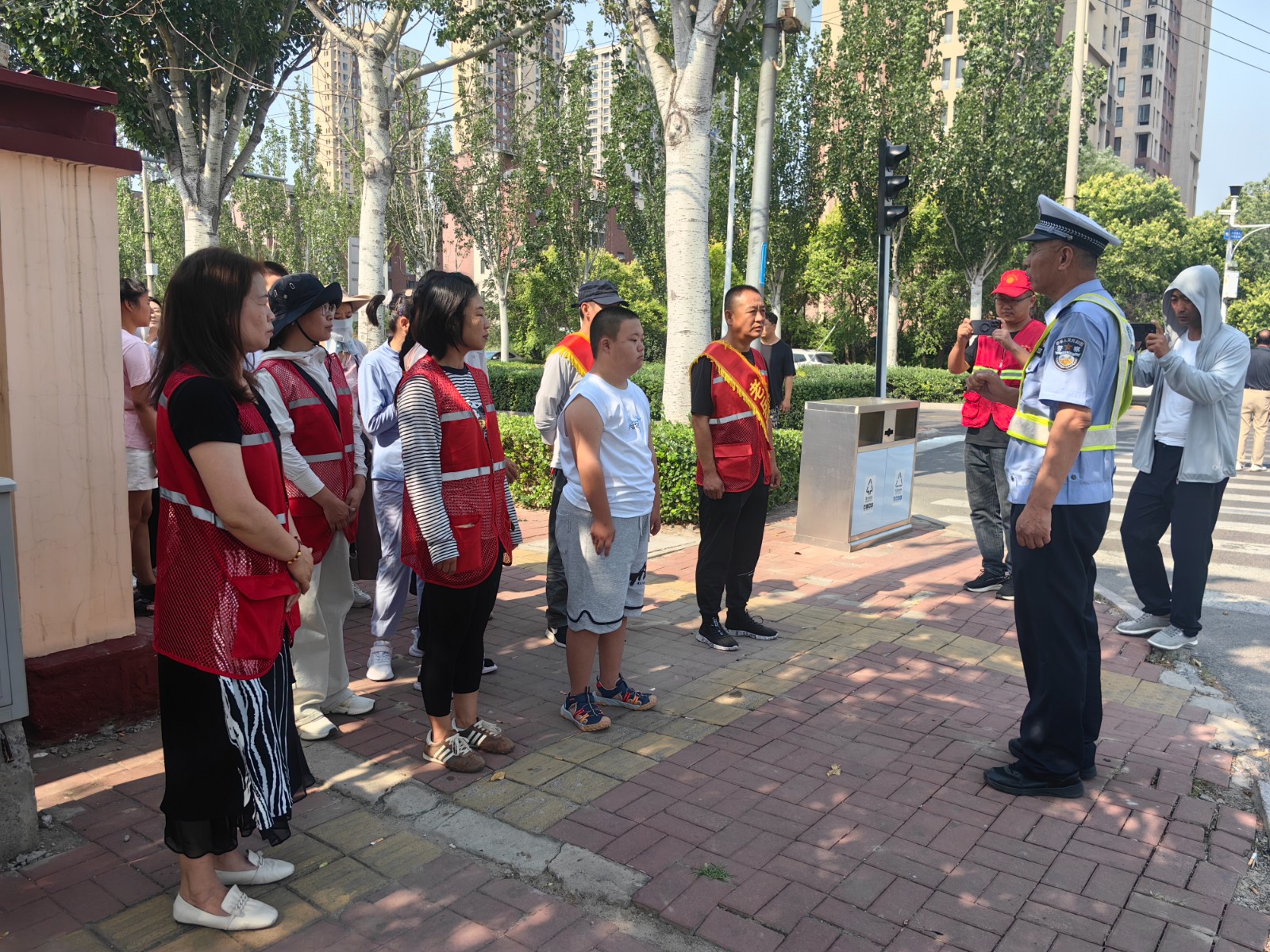 清园里社区：党旗辉映爱心桥j9九游会网站入口茶淀街道(图4)